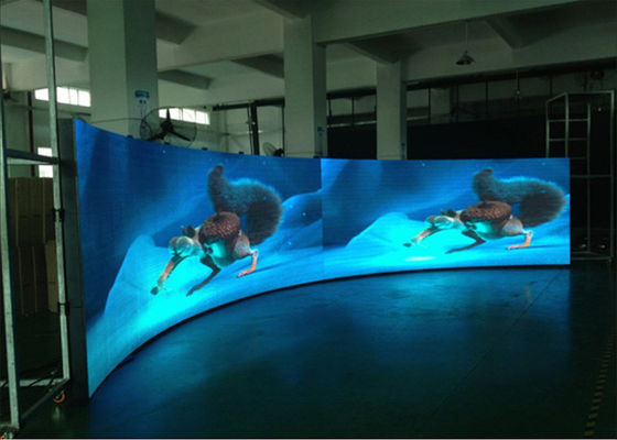 उच्च संकल्प पी 5 घुमावदार एलईडी स्क्रीन पूर्ण रंग एसएमडी 3 में 1 स्टैंग / कॉन्सर्ट के लिए